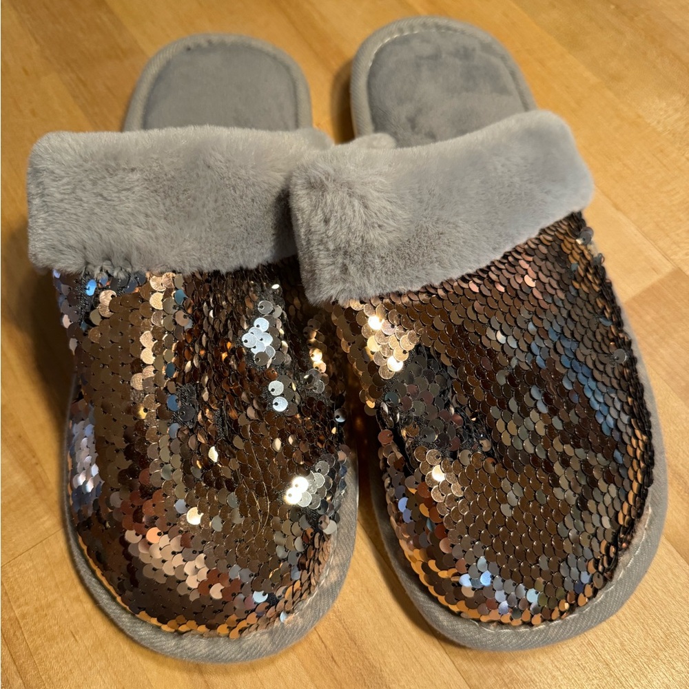 Gold slippers never worn    Says 8 but more like a 9